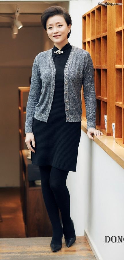 知性熟女杨澜厚黑丝袜走一个(1/2)
