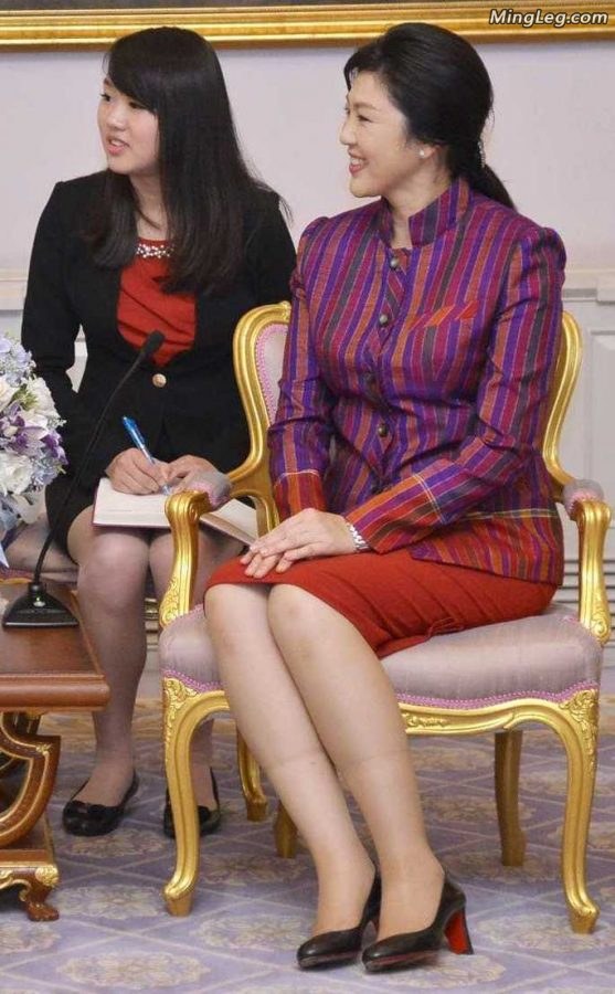 英拉身材丰满穿肉丝高跟坐姿端庄(1/1)
