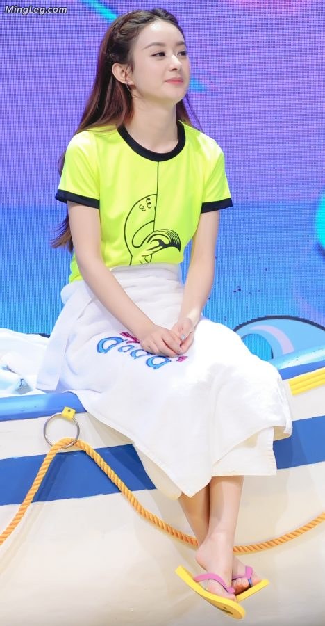 Zhao Liying's young feet are wearing sandals and are ready to serve(1/1)