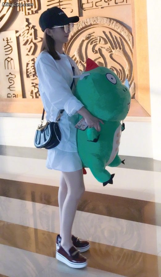 赵丽颖小细腿我要是那个恐龙就好了(1/2)