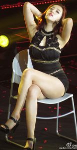 韩国女星咸恩静椅子舞抬起美腿