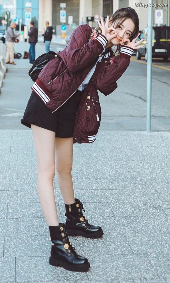 Dilraba looks so cute at the airport.(6/8)