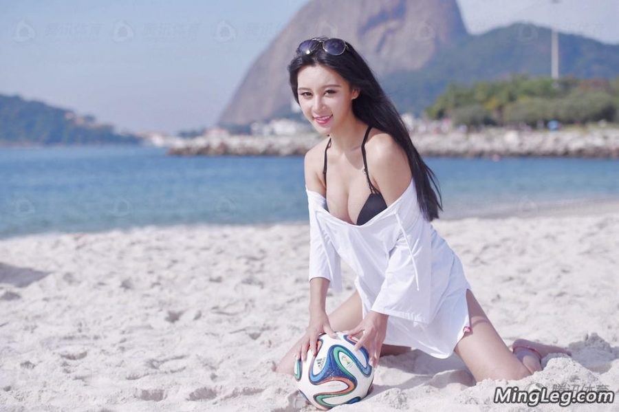 樊玲穿泳装玩海滩足球上围傲人(14/14)