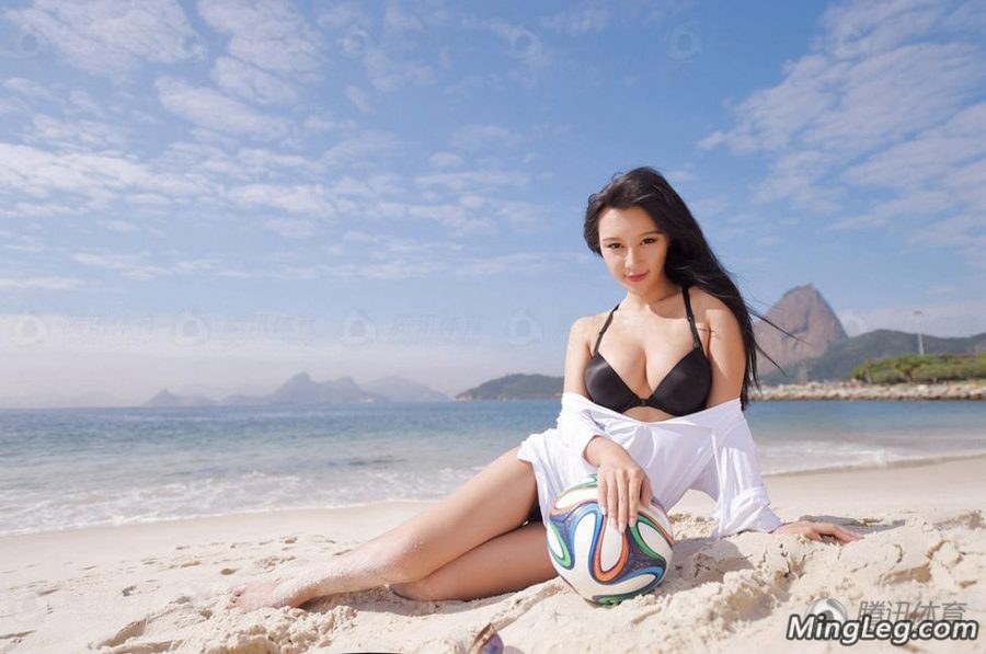 樊玲穿泳装玩海滩足球上围傲人(7/14)