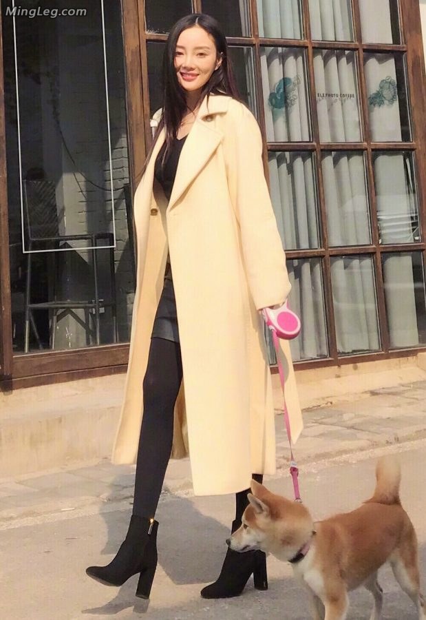 李小璐冬装也能秀小细腿(1/2)