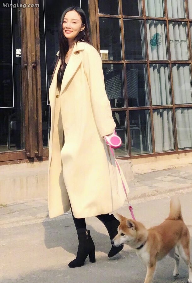 李小璐冬装也能秀小细腿(2/2)