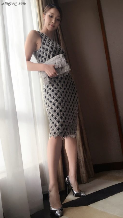 李亚男穿细高跟坐着等你弄到她脚背上(2/2)