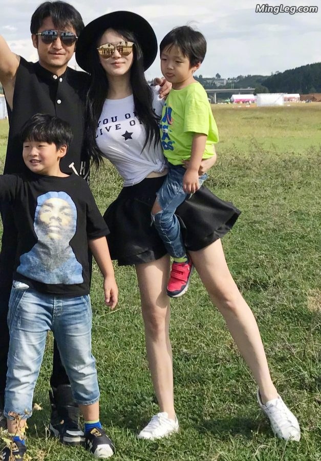 冉莹颖全家外出大白腿是亮点(1/5)