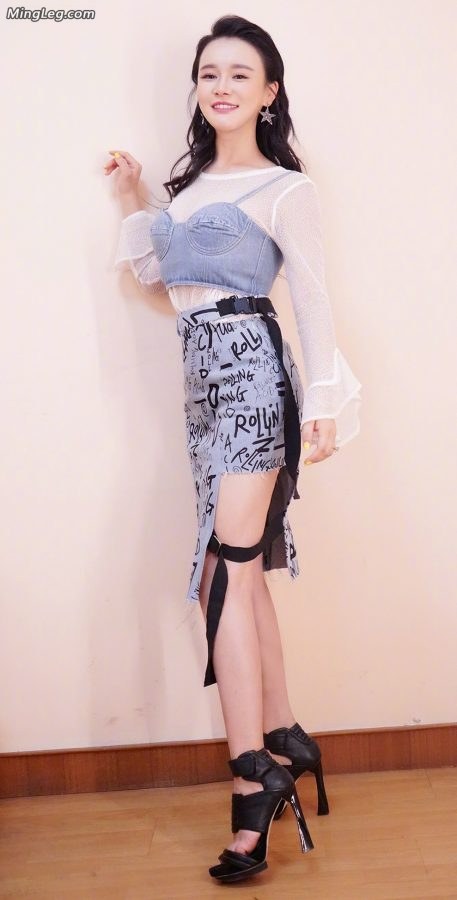 美丽人妻冉莹颖玉腿穿细高跟鞋(2/2)
