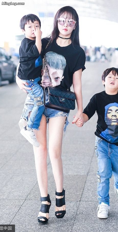 已是两个小孩的妈冉莹颖细白腿(1/4)