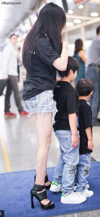 已是两个小孩的妈冉莹颖细白腿(4/4)