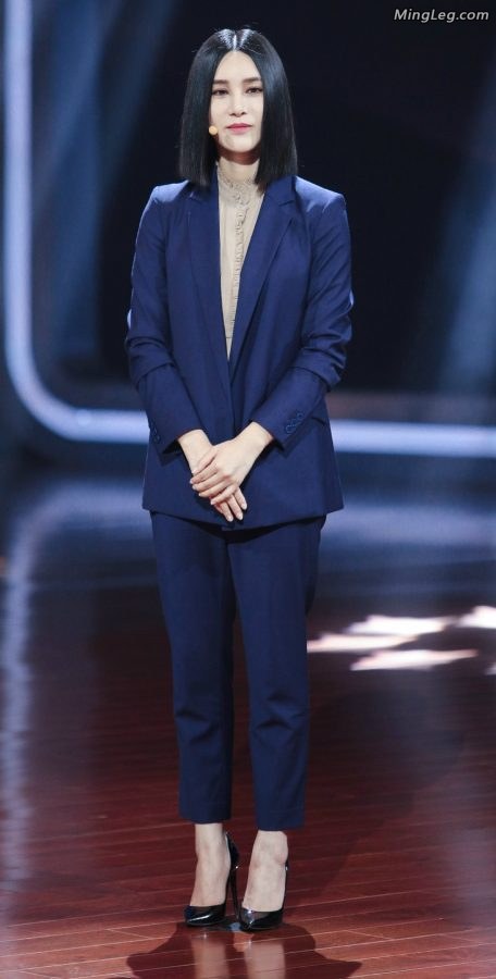 Shang Wenjie's high-heeled shoes give a speech on stage in "Speaking of My World" and she looks elegant(8/22)