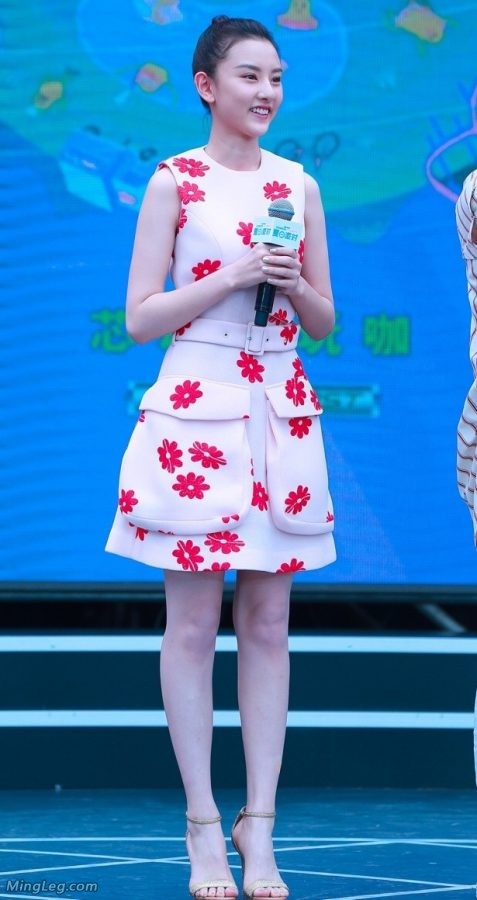 Song Zuer looks beautiful in high-heeled sandals in the show(4/6)