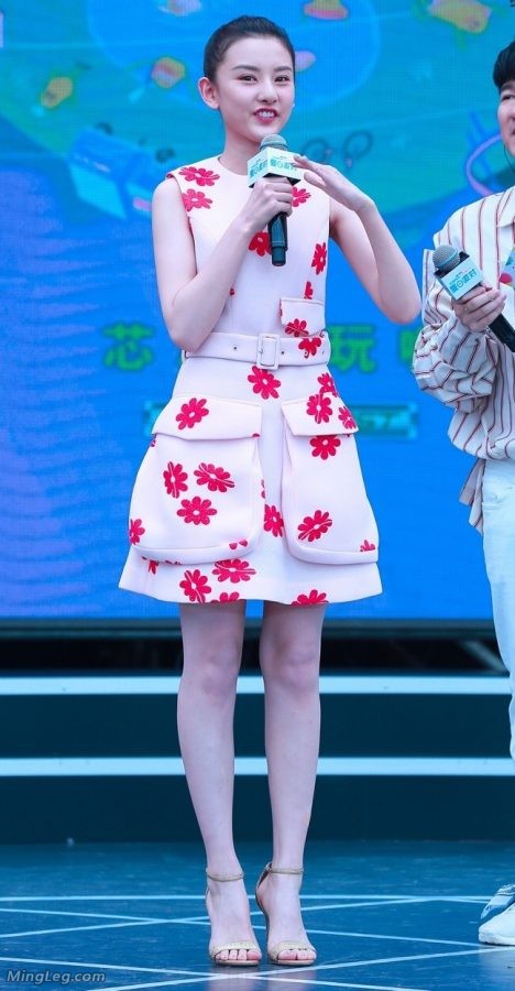Song Zuer looks beautiful in high-heeled sandals in the show(5/6)