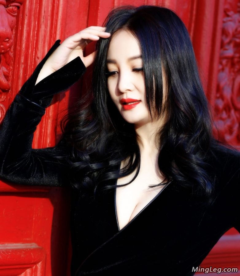 陶红：质感深V黑裙展现女人魅力(4/7)