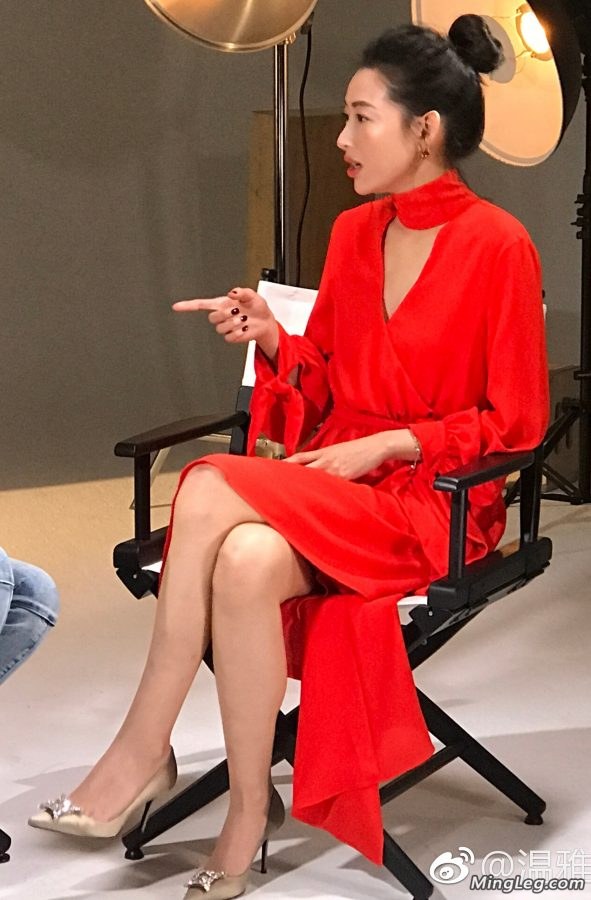 女人味十足的主持人温雅高跟细腿(2/3)