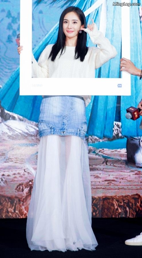 Yang Mi wears a white gauze skirt and her beautiful legs are semi-transparent(5/10)