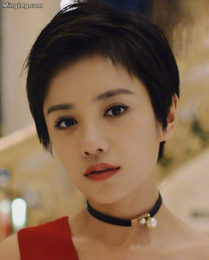 Yiyi's heels are thin and high, give her some glue(5/5)
