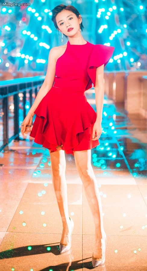 浙江卫视女主持伊一夜秀高跟长腿(1/3)