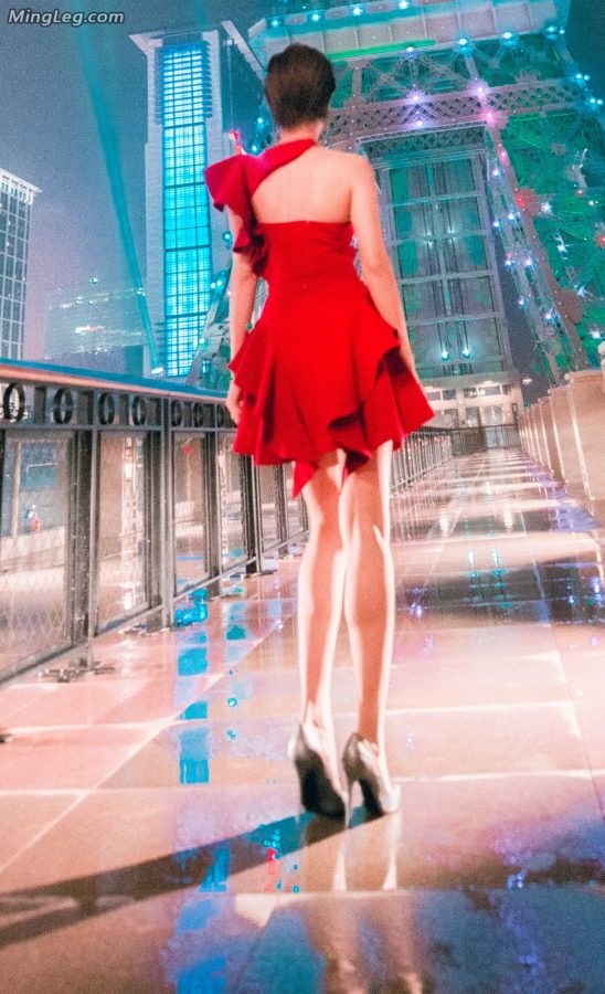 浙江卫视女主持伊一夜秀高跟长腿(3/3)