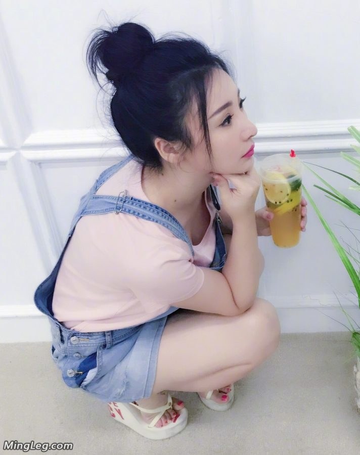 柳岩可爱白嫩的脚丫喜欢的拿走(1/4)