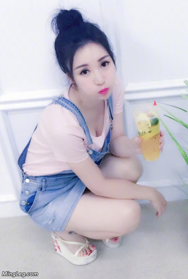 柳岩可爱白嫩的脚丫喜欢的拿走(2/4)