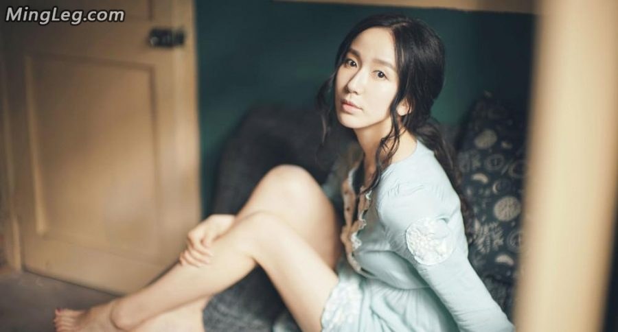 文艺女青年娄艺潇玉足美腻(2/2)