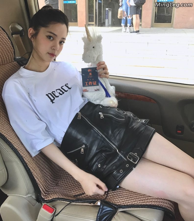 来感受一下00后欧阳娜娜的美腿(1/7)