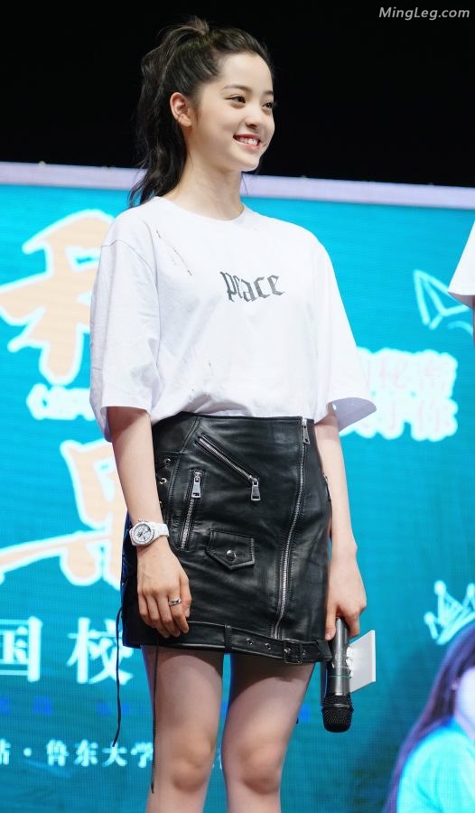 来感受一下00后欧阳娜娜的美腿(3/7)