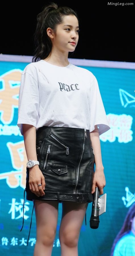 来感受一下00后欧阳娜娜的美腿(4/7)