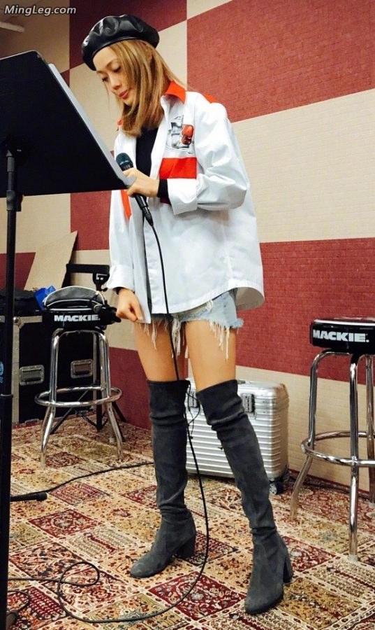 Joey Yung wearing long boots and denim shorts recorded a song(3/4)