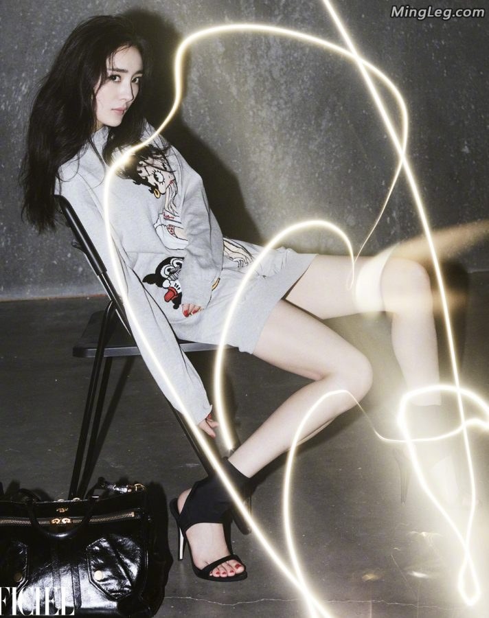 Is Yang Mi taking photos for a foot fetish magazine?(5/5)