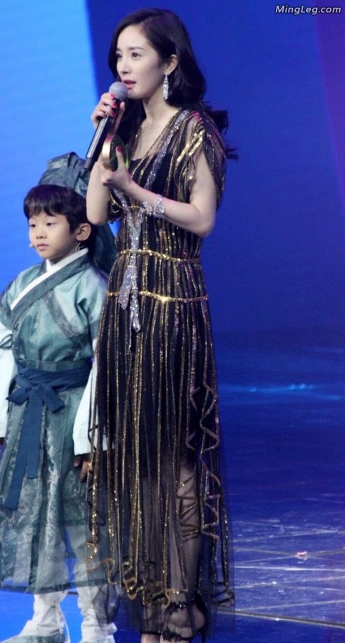 杨幂美足秀不停太好看了(11/17)