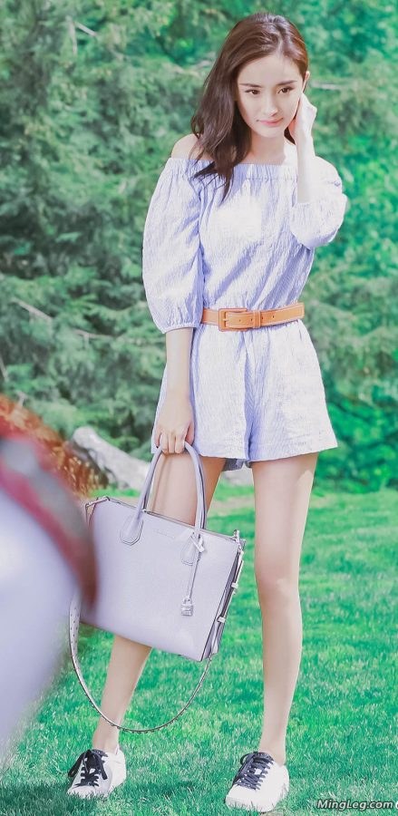 杨幂玉腿香肩写真似少女(1/5)