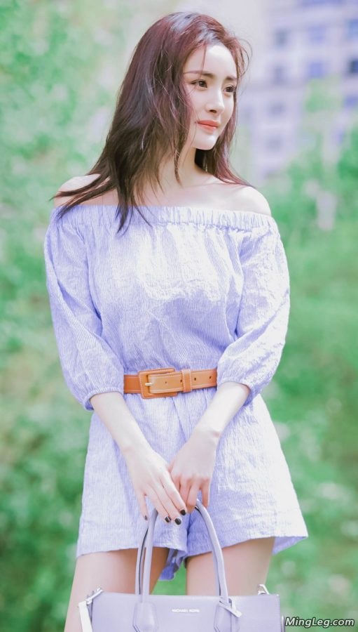 杨幂玉腿香肩写真似少女(4/5)