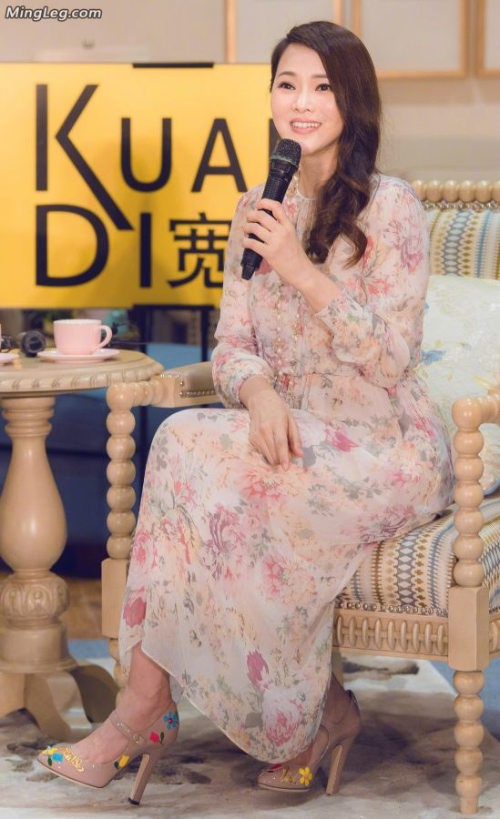 Sweet old princess Yi Nengjing has beautiful high-heeled feet(4/5)
