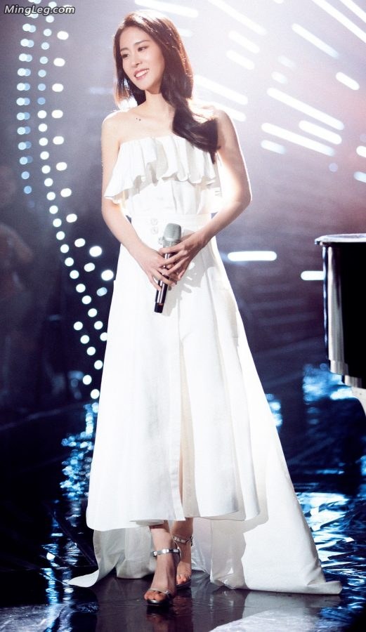 Singer Zhang Bichen's silver high-heeled sandals and jade feet want to feed her(1/5)