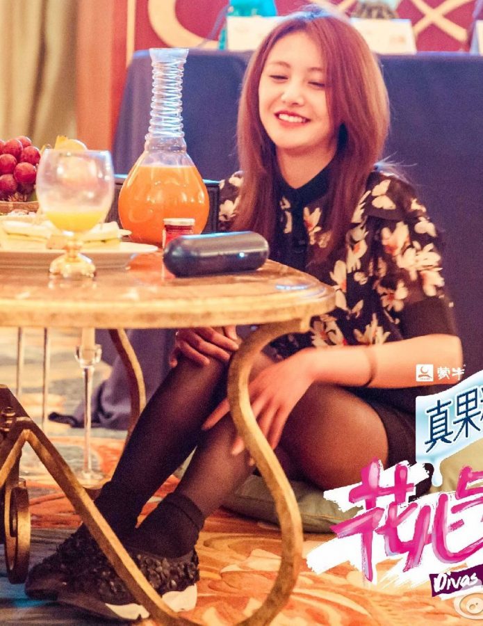 《花儿与少年》郑爽桌子下的黑色丝袜(1/3)
