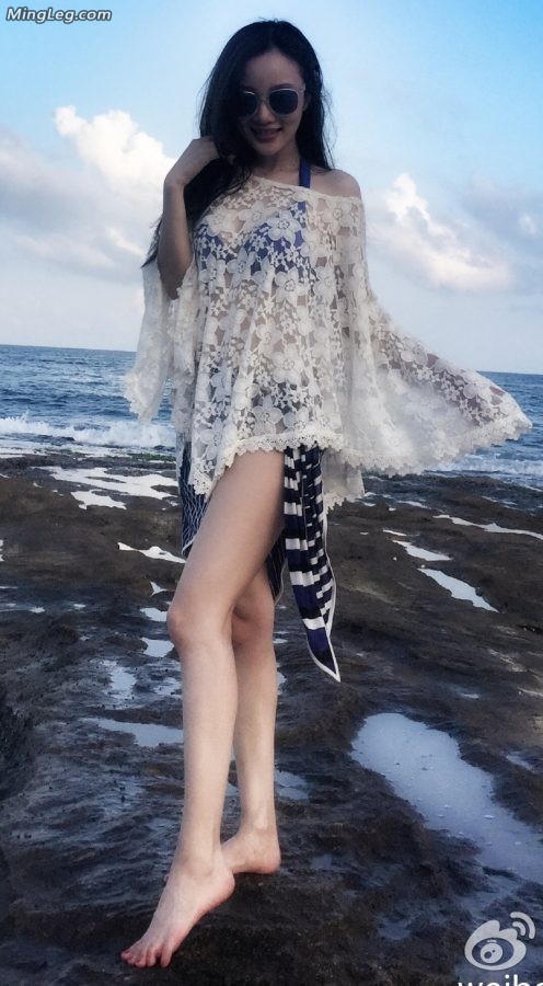 李小璐海边秀白腿美足浪浪浪(1/6)