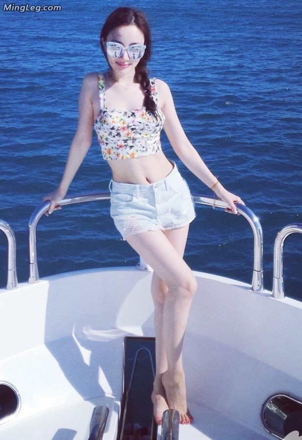 李小璐海边秀白腿美足浪浪浪(4/6)