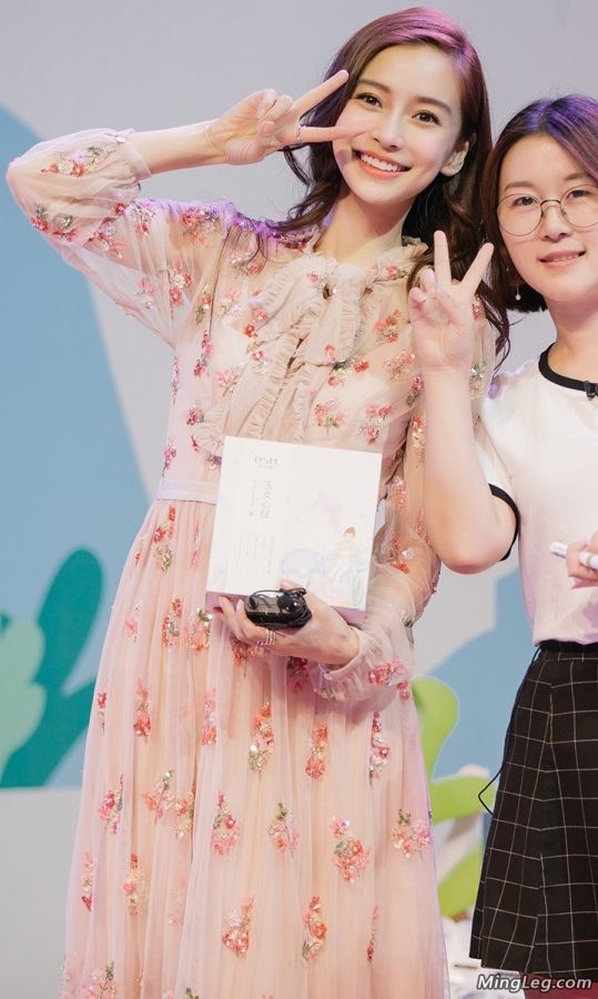 Angelababy的摄影师请以后重点多拍美腿谢谢(2/6)