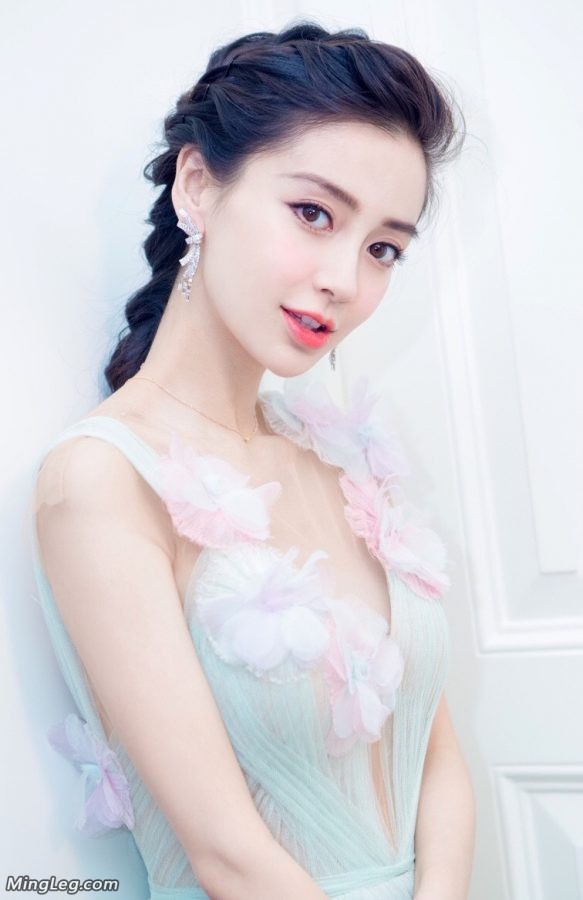 极品女星Angelababy的酥胸虽然不大但还是喜欢展示出来(2/12)