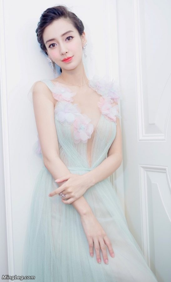 极品女星Angelababy的酥胸虽然不大但还是喜欢展示出来(3/12)