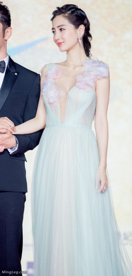 极品女星Angelababy的酥胸虽然不大但还是喜欢展示出来(7/12)