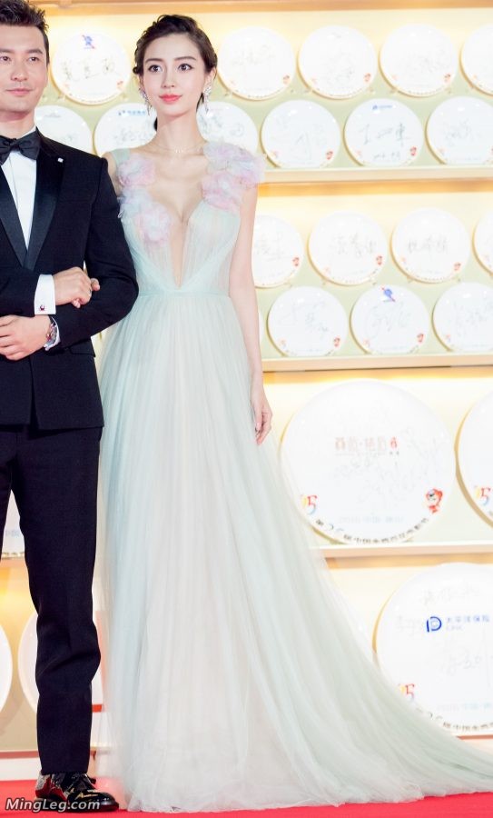 The top actress Angelababy's breasts are not big but she still likes to show them off(9/12)