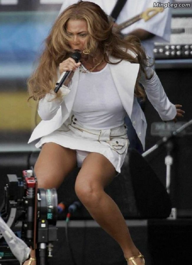Beyonce Knowles' miniskirt reveals white panties(1/1)