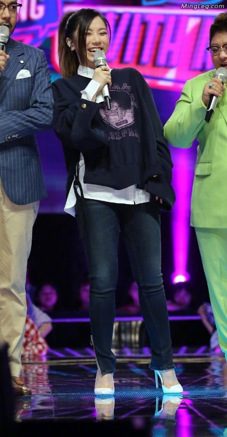 Deng Ziqi jeans with white high heels soles(2/2)