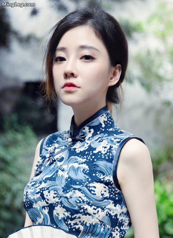 冯提莫这种小女生有点hold不住旗袍(3/3)
