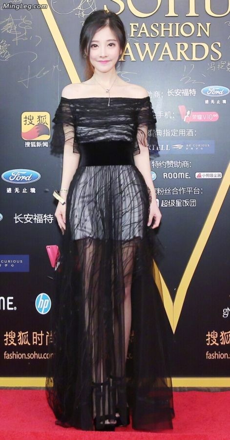 重庆美女冯提莫纱裙内的美腿(2/3)