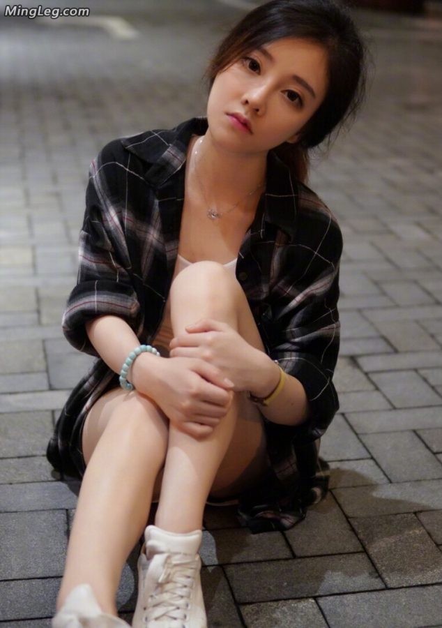 Feng Timo shows off his legs on the street at night(1/4)